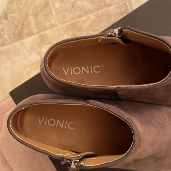 Vionic size 7.5 Joy Serena ankle boots. Like new. - Picture 3 of 7